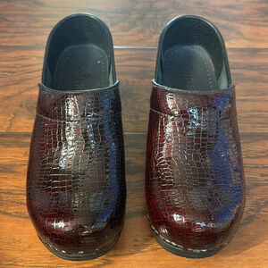 SANITA The Original Danish Clogs Burgundy Croc Embossed Leather EU 37 USA 6.5